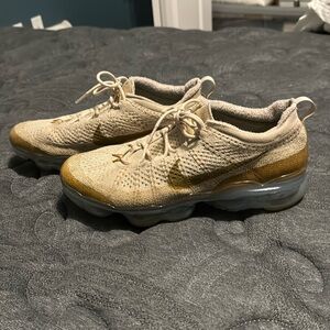 Nike Vapor Max- tan/gold